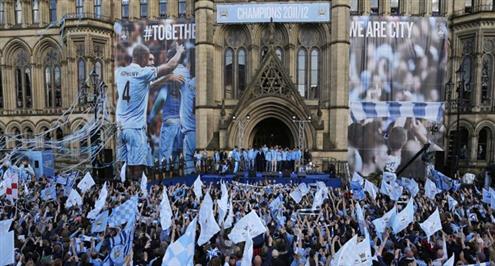 فيديو.. لحظات درامية "خالدة" تحلم مانشستر الزرقاء ألا تتسرب لليفربول